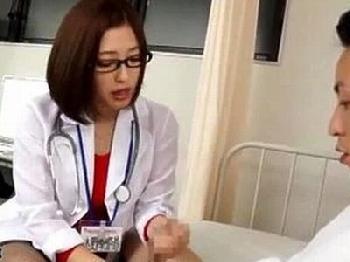 患者ペニスを遠慮なく射精させる女性医師