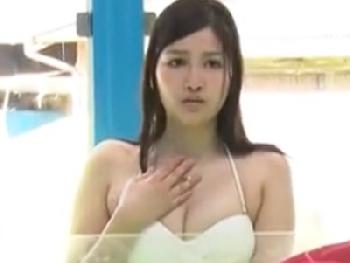 海でナンパした素人美女が発対面の男との混浴で性的興奮してコンドーム非装着の膣内射精交尾