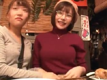 眼鏡の似合うサブカル女子が居酒屋で隠れてペニスへ猥褻なフェラチオ