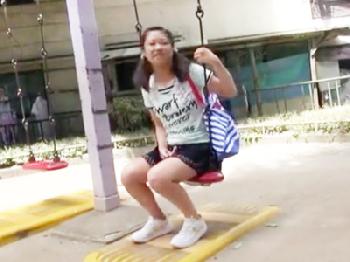 近所の公園で遊んでた童顔娘に避妊具なしで直射精