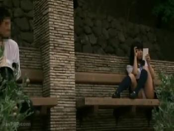 痴女女子校生が公園のベンチで男性会社員をパンチラ誘惑→手コキ開始!!