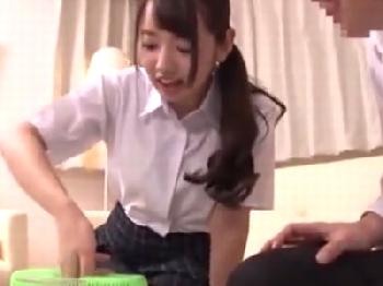 自宅に遊びに来た純情女子校生に避妊具未装着で膣内射精!!