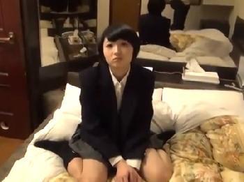 ショートヘアが似合い過ぎるパイパン援交女子校生と粘り強く戯れる性行為