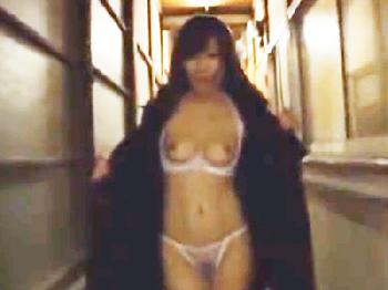 スレンダー美女が不意に自宅訪問!!狭い部屋で3人プレイ