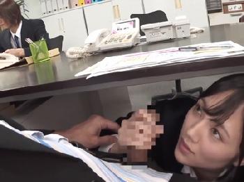 他に社員もいるのに机の下からペニスに貪り付いてくる最強美少女性会社員