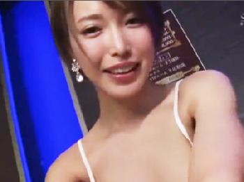 巨乳すぎるおっパブ嬢の誘惑に負けてゴムなし挿入孕ませ射精性交