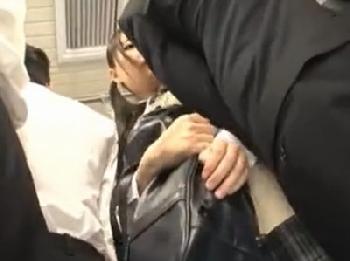 逃げても逃げても押し寄せる痴漢の魔の手!!便所に連れ込まれて冷血輪姦