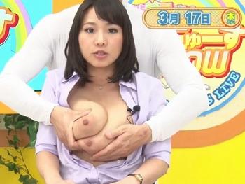 巨乳を揉まれながらも真面目にニュースを読む