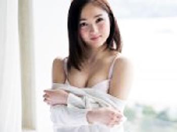 表情が色っぽいフェロモンが漏れまくりな美女と親密なSEX