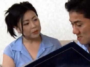 放課後の教室で同僚教師を性的に魅了するビッチな女教師