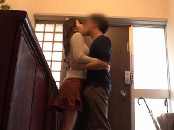 夫の不在中に男を連れ込んで不貞行為に勤しむ妻!!他人棒をしっかりお掃除尺八ご奉仕する有能愛人