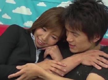 ナンパに引っかかった女性会社員が素股筆おろし→童貞が堪えきれずに挿入孕ませ射精暴発