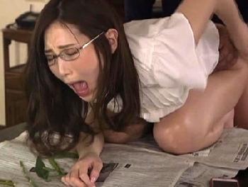 生意気・傲慢な美貌の人妻が他人棒に懸命に耐えながらもアヘ顔イキ