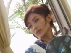 浴衣を着ている熟女をはだけさせて夏のSEXを満喫する!!