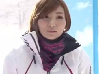 マジックミラー号で友人同士が素股のようなマッサージして結局コンドーム未装着の膣射交尾