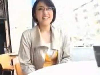 ちょい地味メガネの素人人妻をナンパ→脱いだら卑猥な人妻に中出し