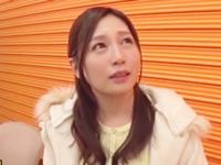 佐々木あきがナンパ待ちして声をかけてきた素人男をマジックミラー号に連れ込むW