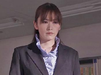 会社に損害を与えた女性会社員を襲う会社役員