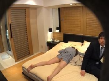 深酒で前後不覚になった女性会社員をラブホテルへ連れ込み!!耐えきれなくなって浮気性交