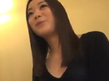 まだ22歳の若妻が辛抱出来ずに他人棒の中出し受け入れ