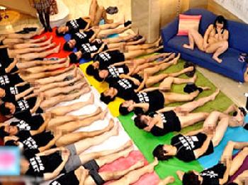 捕まったらコンドーム未装着で直射精!!上原亜衣が素人男性100人から逃げまくる!!