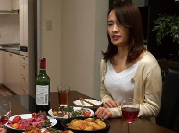 寝取られ願望と上司のために…離婚したばかりの上司へ妻を抱かせたイカレ夫!!