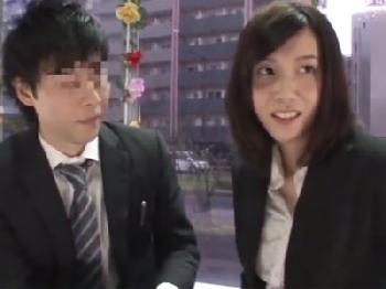 金欲に負けて部下と桃色SEXする人妻オフィスレディ