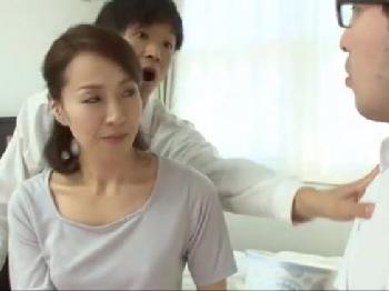 とても綺麗で巨乳の友人のおふくろさんと膣射交尾