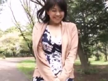 笑顔がステキな人妻との休日どっぷり浮気膣射性交