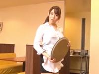 巨乳好きの男の子がファミレスの店員を独り占めセックス