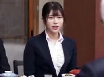 出張先の温泉宿で新人の女性会社員に逆夜這いされ朝から晩まで性行為