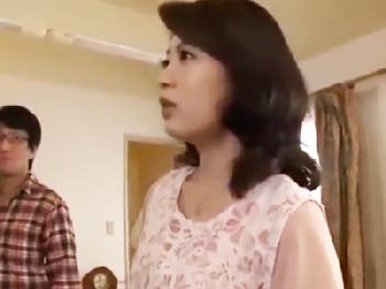 同窓会で久しぶりに会った人妻教師を犯する元生徒