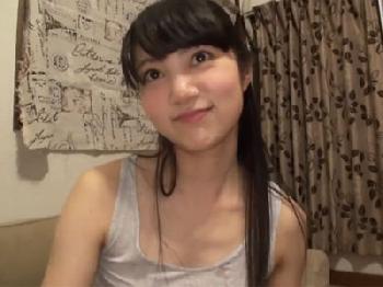 貧乳の童顔美少女がいきり勃ったペニスを一心不乱にフェラ→顔面射精