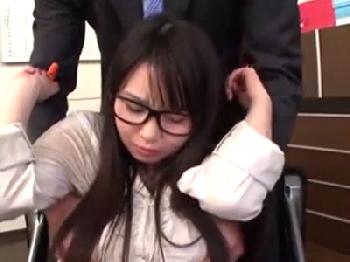 童顔巨乳のメガネ女性会社員ちゃんに辛抱出来ず上司が性的ハラスメント残業→社員用肉欲便所にW