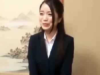 清楚な新人女性会社員がお金の誘惑に負けて混浴風呂で次々とペニスをご奉仕