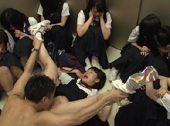 変態気質な野郎が女子校生教師になった結果→エレベーターが止まって大惨事にW
