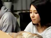 武●咲似の友人彼女をこたつで密かに寝取り性交