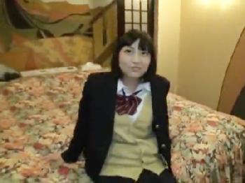 広瀬◯ず似でとてもキュートな女子校生がいつもの援交相手に友人呼ばれて3P