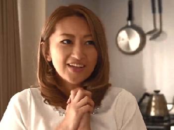 息子の友人に秘密にしたい弱みを掴まれ挿入される巨乳人妻W