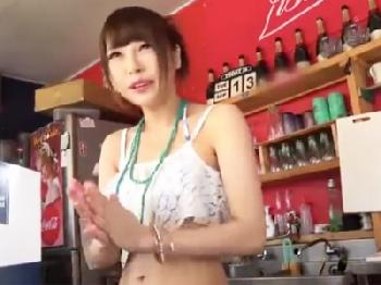 可愛くて話題の海の家店員さんをアヘらせるハメ撮り膣内射精成功W