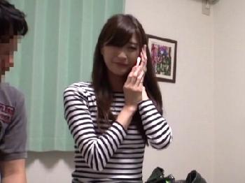 挿入は絶対禁止デリヘル嬢の股間の穴にムリヤリゴムなし肉棒挿入→そのまま中出し発射