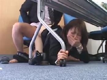 足コキフェチ必見!!スラリと伸びた脚が美しい女性会社員と社内の机の下でコッソリSEX!!