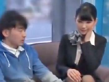 国際便のキャビンアテンダントが仕事着でSEX未経験男の筆おろしをして感じてしまう