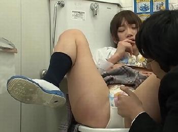 学生カップルの学校便所で性行為!!耐えきれなくなった野郎が休憩時間に連れ込み暴発
