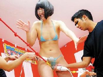 オメコ綱渡りで落下すれば即婦女暴行!!冷酷非道な妨害で落下させられスペルマ便所堕ちW