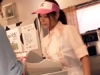 可愛いアルバイトの女の子を見つけたので隙をついて野外に連れ出し中出し性暴行