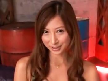 桁違いな射精量を持つ男性に身体も顔も全部に精液ぶっかけられて悶絶する美女