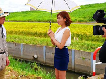 明日花キララに痴女られて奥さんが近くにいるのに性交する田舎の中年男性