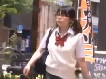 抵抗しなさそうな地味メガネ女子校生を狙ってバス痴漢する卑劣な性犯罪者
