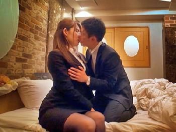 憧れの人妻会社員と一夜を共にしガマンできない後輩男子